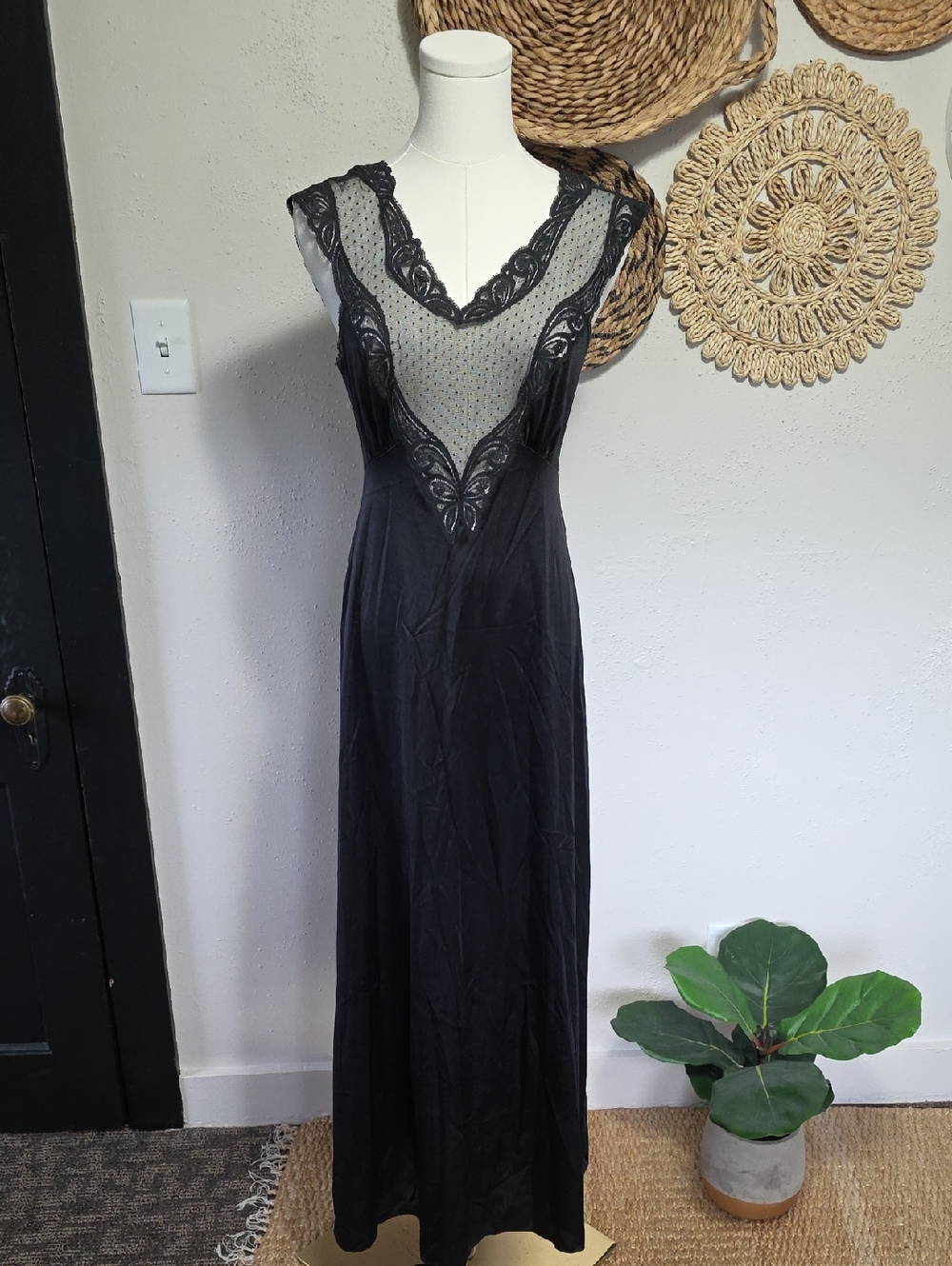 Vintage Vanity Fair Y2k Black Sheer Lace Full Length Nylon Slip Dress Womens S